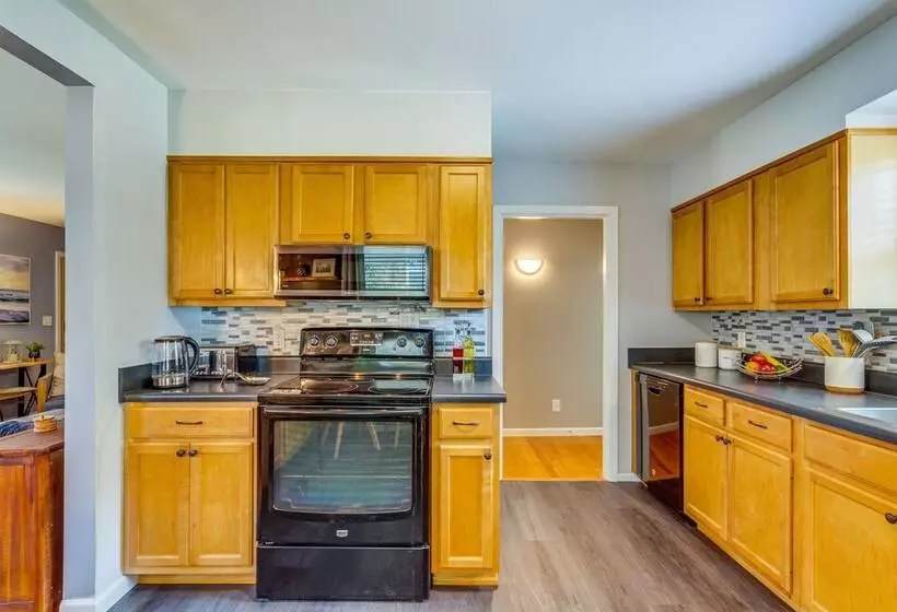 Pet Friendly Pensacola Home W/ Sunny Backyard!