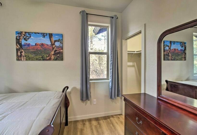 Pinetoplakeside Cabin: Walk To Stables!