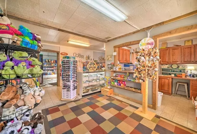 Rustic Dog Friendly Cabin W/ Deck & Fire Pit!