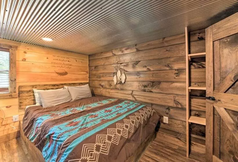 Rustic Dog Friendly Cabin W/ Deck & Fire Pit!