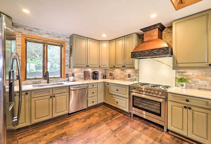 1/2 Mi To Ski: Spacious Home In Beech Mountain