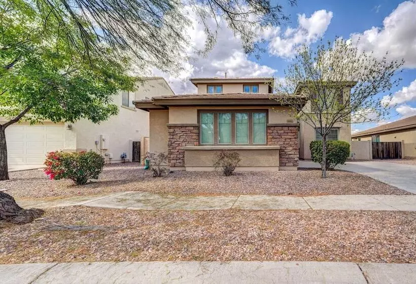 Updated Gilbert Home W/ Pool + Community Amenities