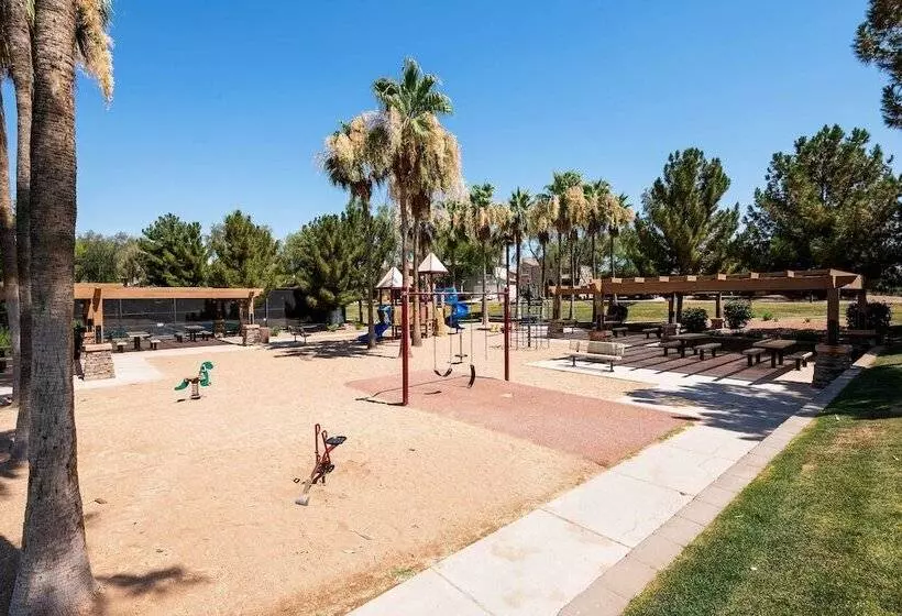 Updated Gilbert Home W/ Pool + Community Amenities
