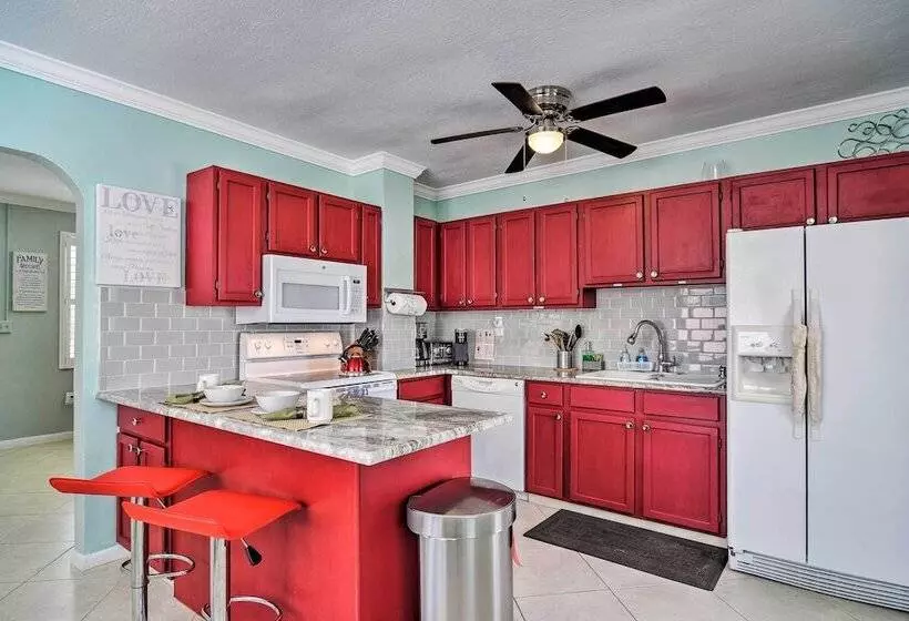 Bayside Pad W/ Pool Access & Dock: 1/2 Mi To Beach