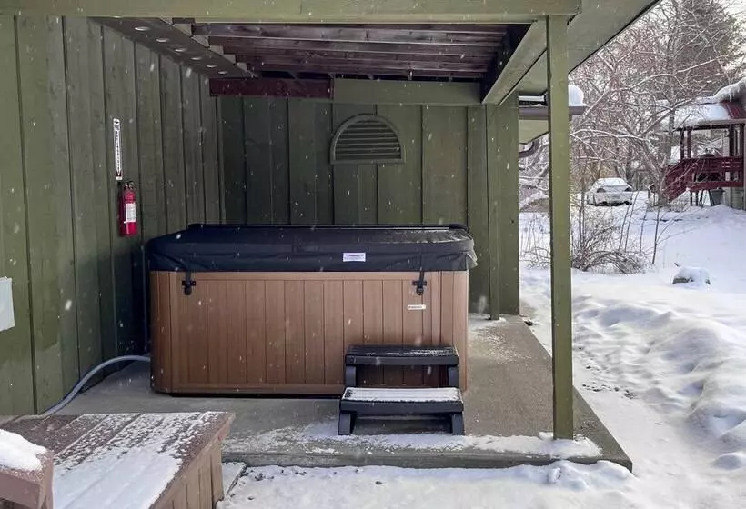 Beautiful Home W/ Hot Tub On Lake Wissota