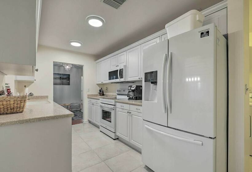 Calming Getaway: 9 Mi To Clearwater Beach!