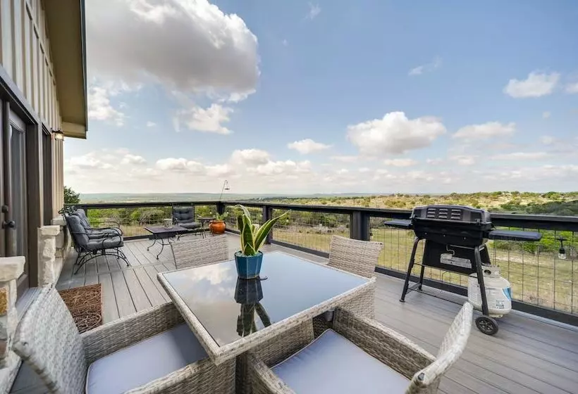 Center Point Countryside Cottage W/ Deck, Grill!