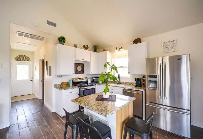 Center Point Countryside Cottage W/ Deck, Grill!