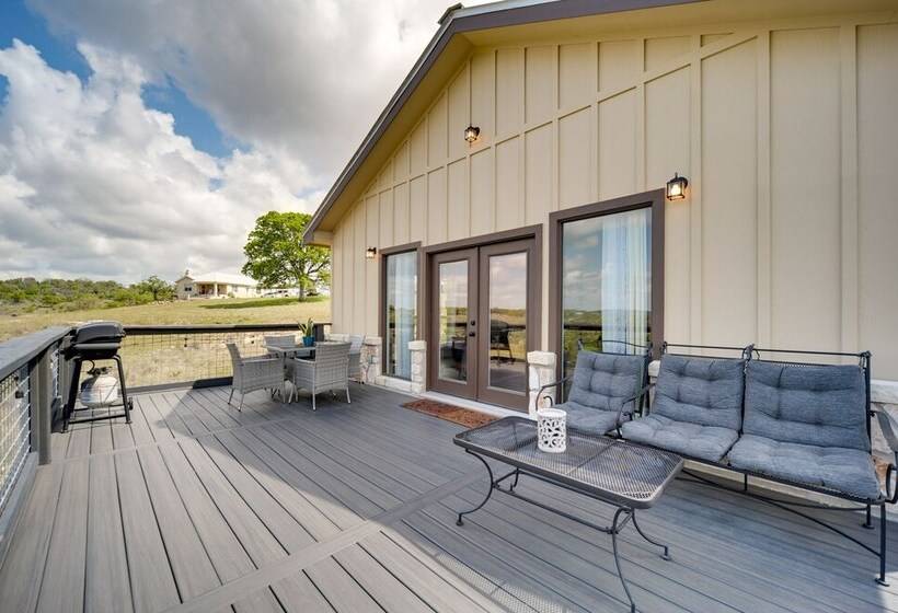 Center Point Countryside Cottage W/ Deck, Grill!