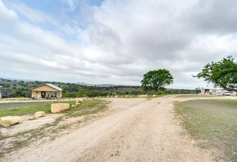 Center Point Countryside Cottage W/ Deck, Grill!