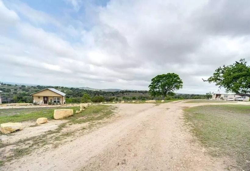 Center Point Countryside Cottage W/ Deck, Grill!