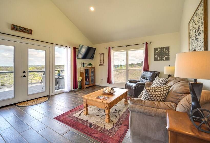 Center Point Countryside Cottage W/ Deck, Grill!