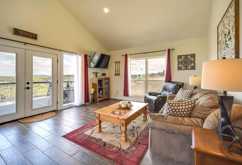 Center Point Countryside Cottage W/ Deck, Grill!