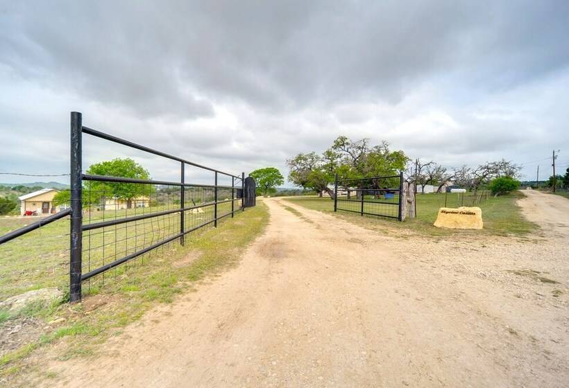 Center Point Countryside Cottage W/ Deck, Grill!