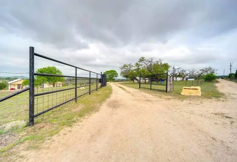 Center Point Countryside Cottage W/ Deck, Grill!