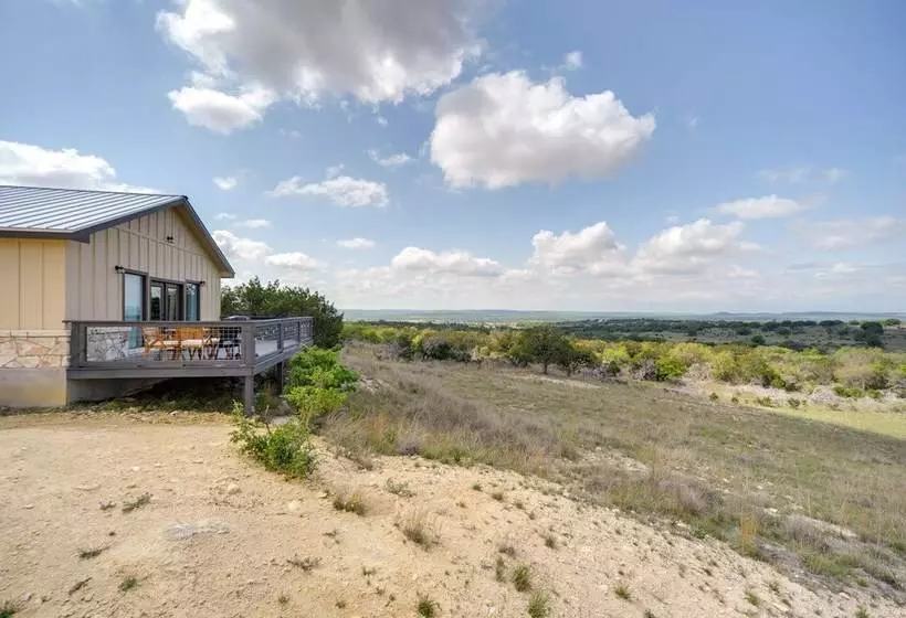 Center Point Countryside Cottage W/ Deck, Grill!