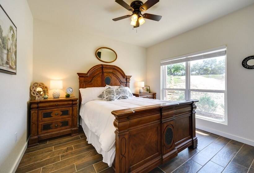 Center Point Countryside Cottage W/ Deck, Grill!