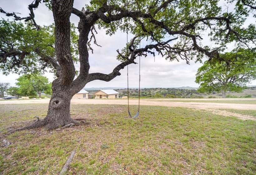 Center Point Countryside Cottage W/ Deck, Grill!