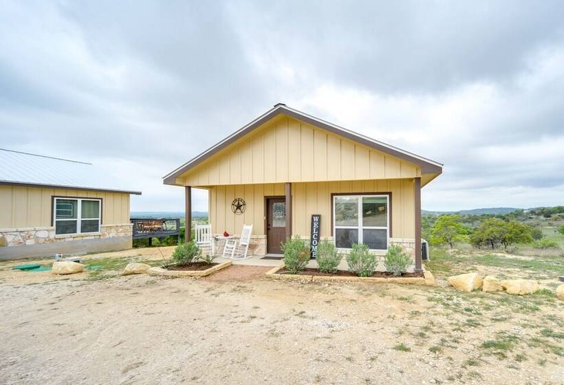 Center Point Countryside Cottage W/ Deck, Grill!