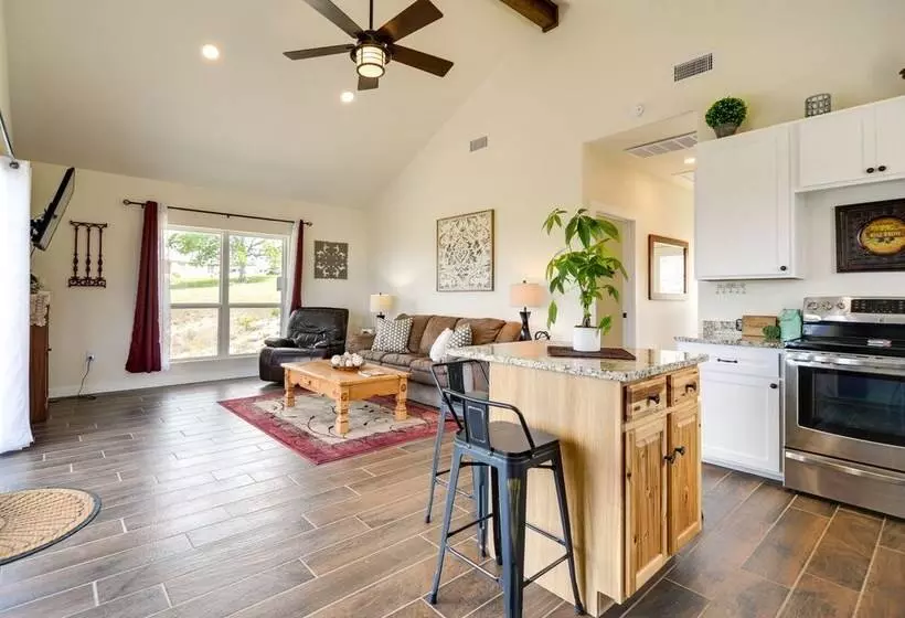 Center Point Countryside Cottage W/ Deck, Grill!