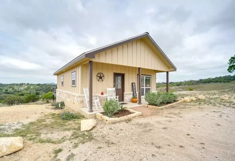 Center Point Countryside Cottage W/ Deck, Grill!