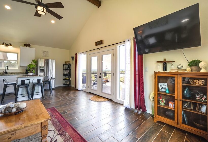 Center Point Countryside Cottage W/ Deck, Grill!