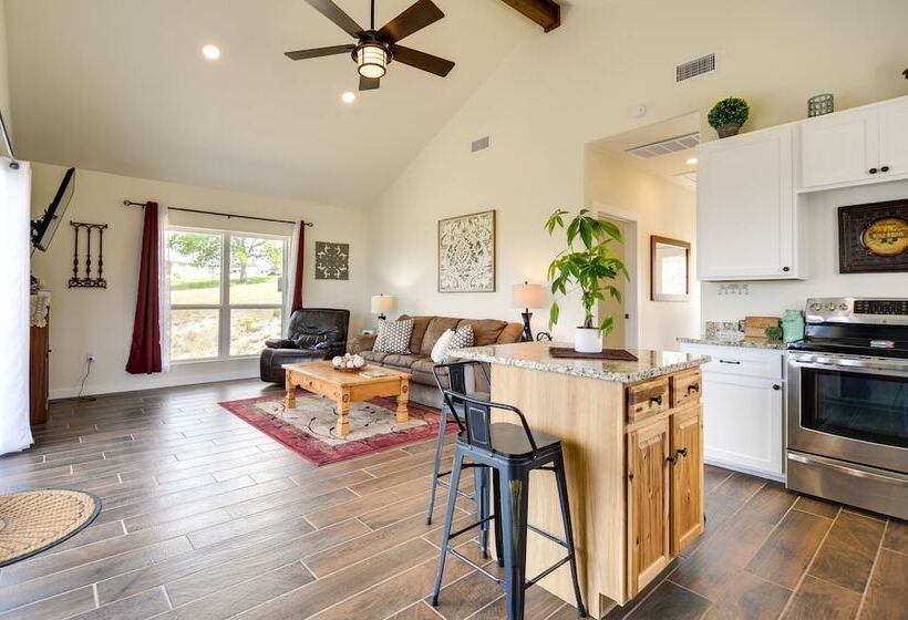 Center Point Countryside Cottage W/ Deck, Grill!