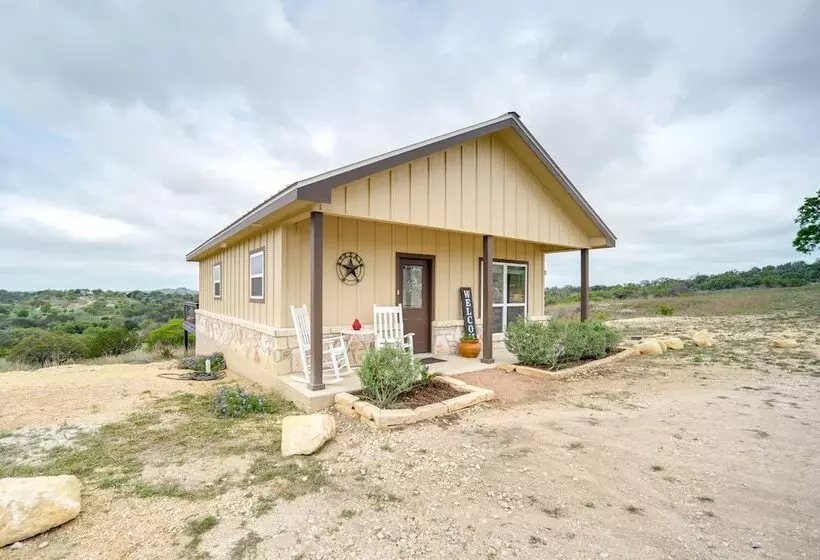 Center Point Countryside Cottage W/ Deck, Grill!