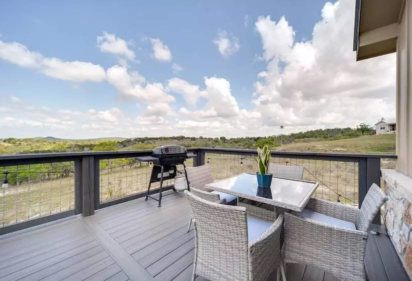 Center Point Countryside Cottage W/ Deck, Grill!