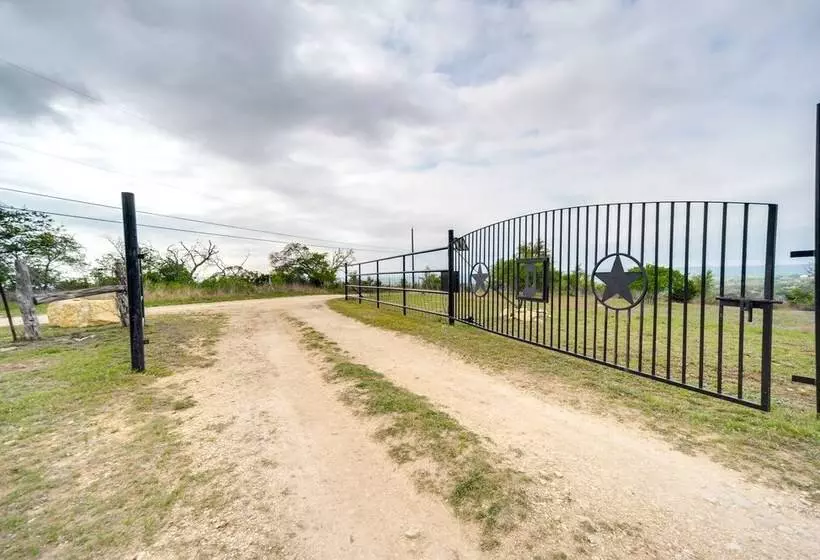 Center Point Countryside Cottage W/ Deck, Grill!