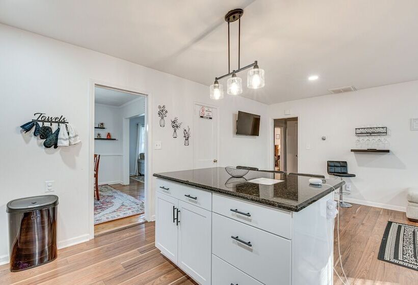 Cozy Atlanta Abode Near Theme Parks, Golf & Shops