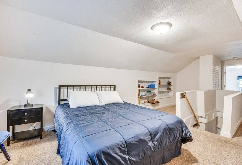 Cozy Atlanta Abode Near Theme Parks, Golf & Shops