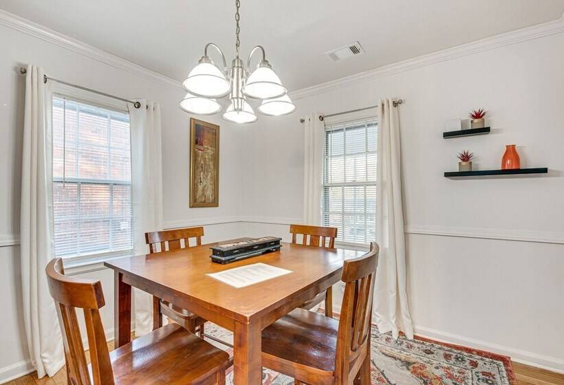 Cozy Atlanta Abode Near Theme Parks, Golf & Shops
