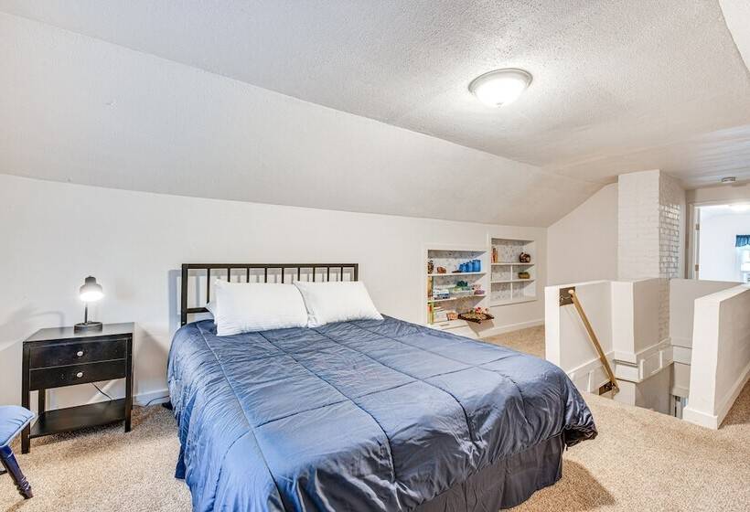 Cozy Atlanta Abode Near Theme Parks, Golf & Shops