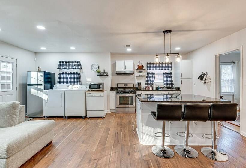 Cozy Atlanta Abode Near Theme Parks, Golf & Shops