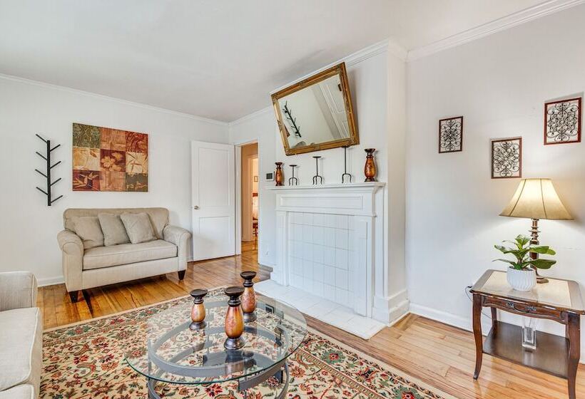 Cozy Atlanta Abode Near Theme Parks, Golf & Shops