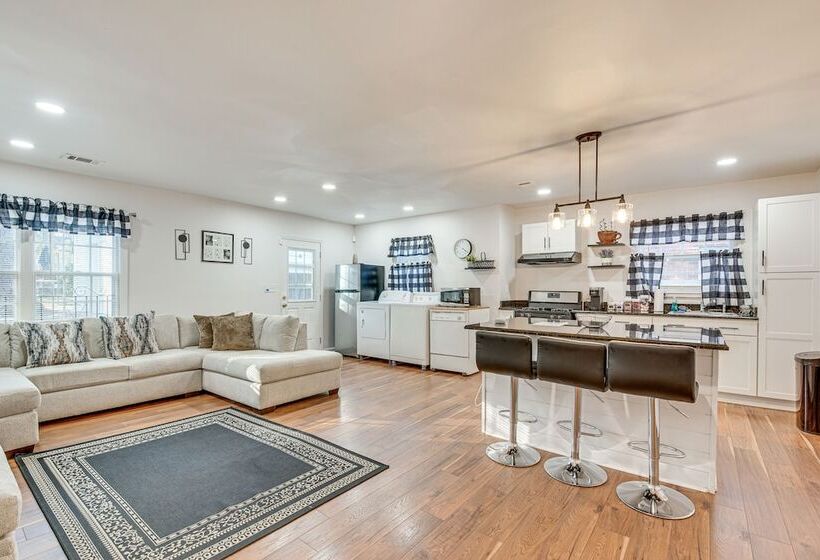 Cozy Atlanta Abode Near Theme Parks, Golf & Shops