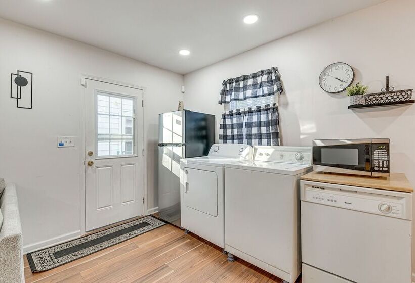 Cozy Atlanta Abode Near Theme Parks, Golf & Shops