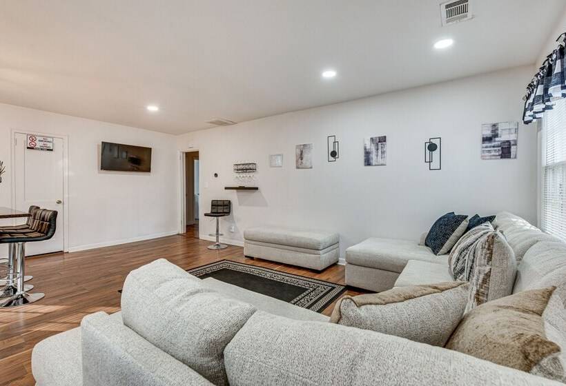 Cozy Atlanta Abode Near Theme Parks, Golf & Shops