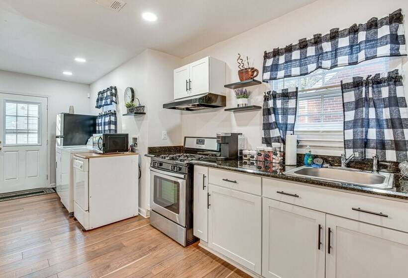 Cozy Atlanta Abode Near Theme Parks, Golf & Shops