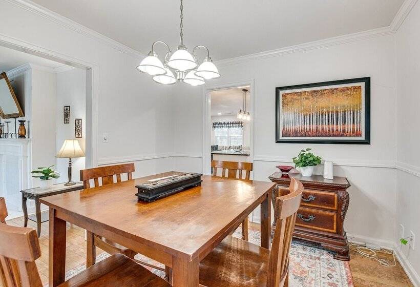 Cozy Atlanta Abode Near Theme Parks, Golf & Shops