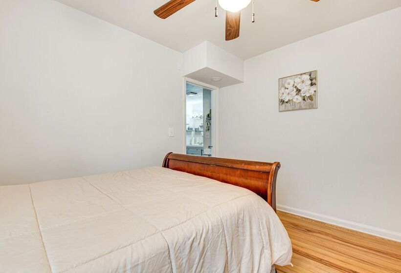 Cozy Atlanta Abode Near Theme Parks, Golf & Shops