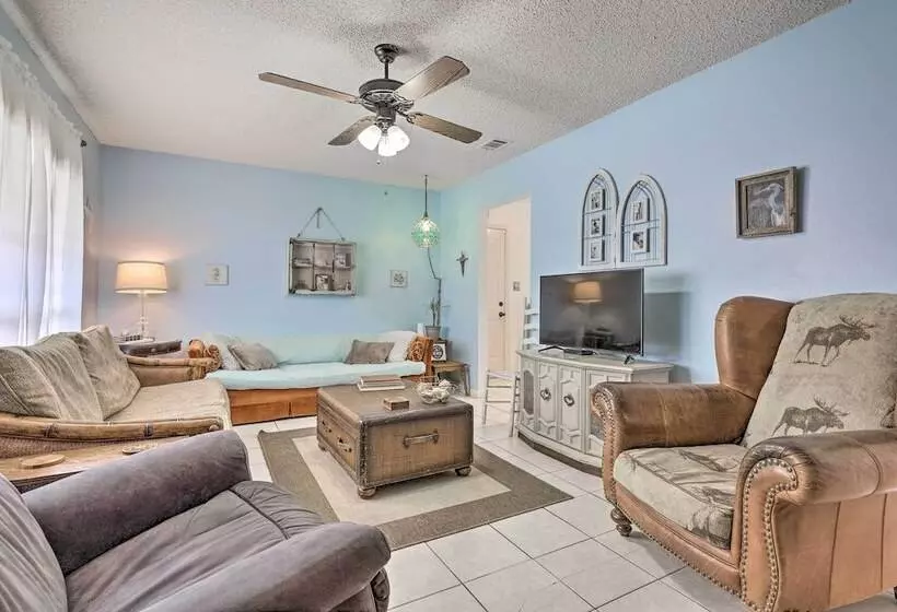 Cute & Cozy Gulf Shores Bungalow: 1/2 Mi To Beach!