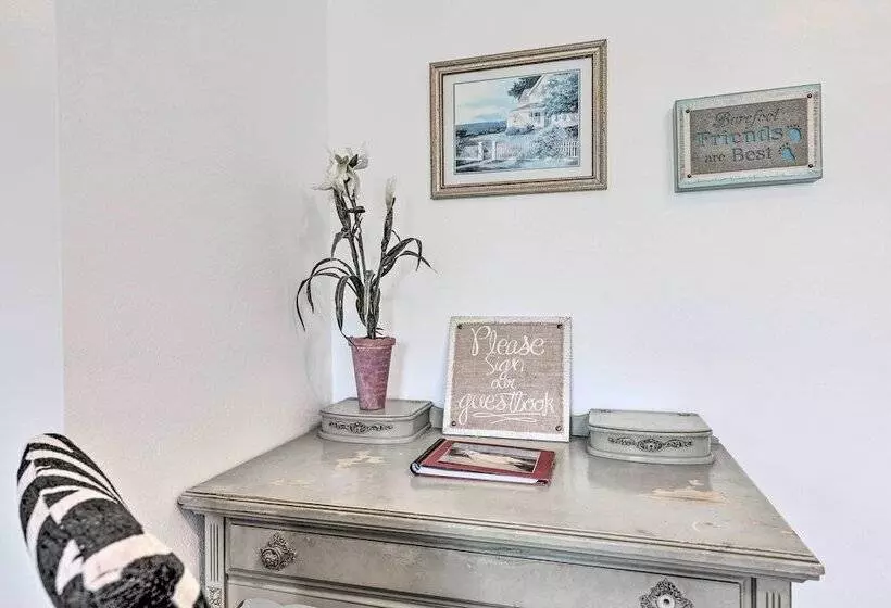 Cute & Cozy Gulf Shores Bungalow: 1/2 Mi To Beach!