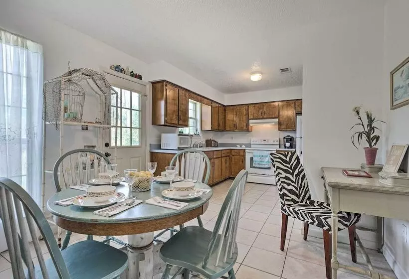 Cute & Cozy Gulf Shores Bungalow: 1/2 Mi To Beach!