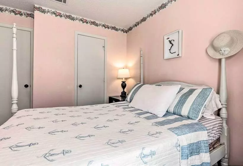 Cute & Cozy Gulf Shores Bungalow: 1/2 Mi To Beach!