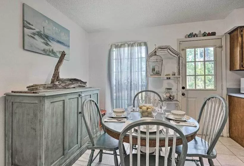 Cute & Cozy Gulf Shores Bungalow: 1/2 Mi To Beach!