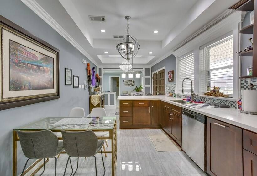 11 Mi To Nola: Westwego Home W/ Sunroom!