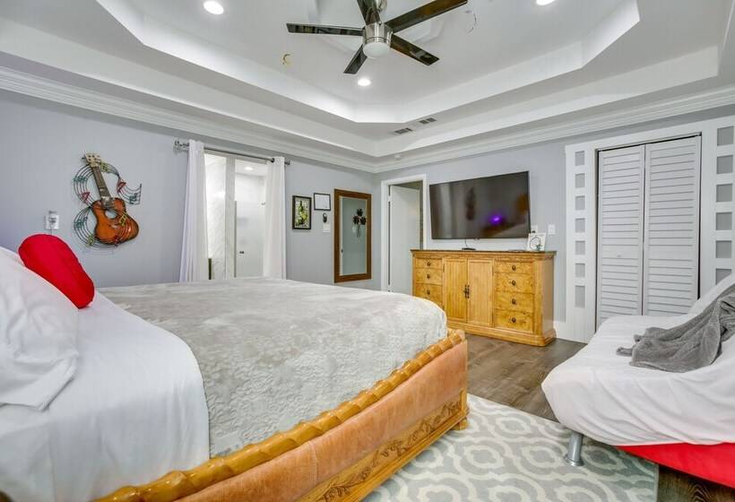 11 Mi To Nola: Westwego Home W/ Sunroom!