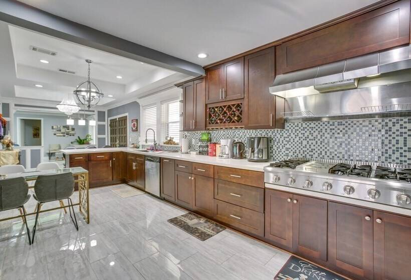 11 Mi To Nola: Westwego Home W/ Sunroom!